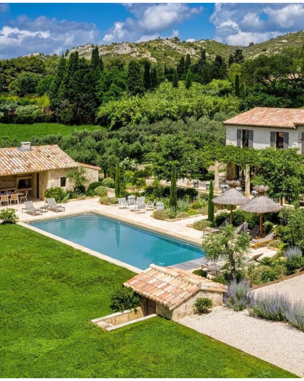 A country house and pool